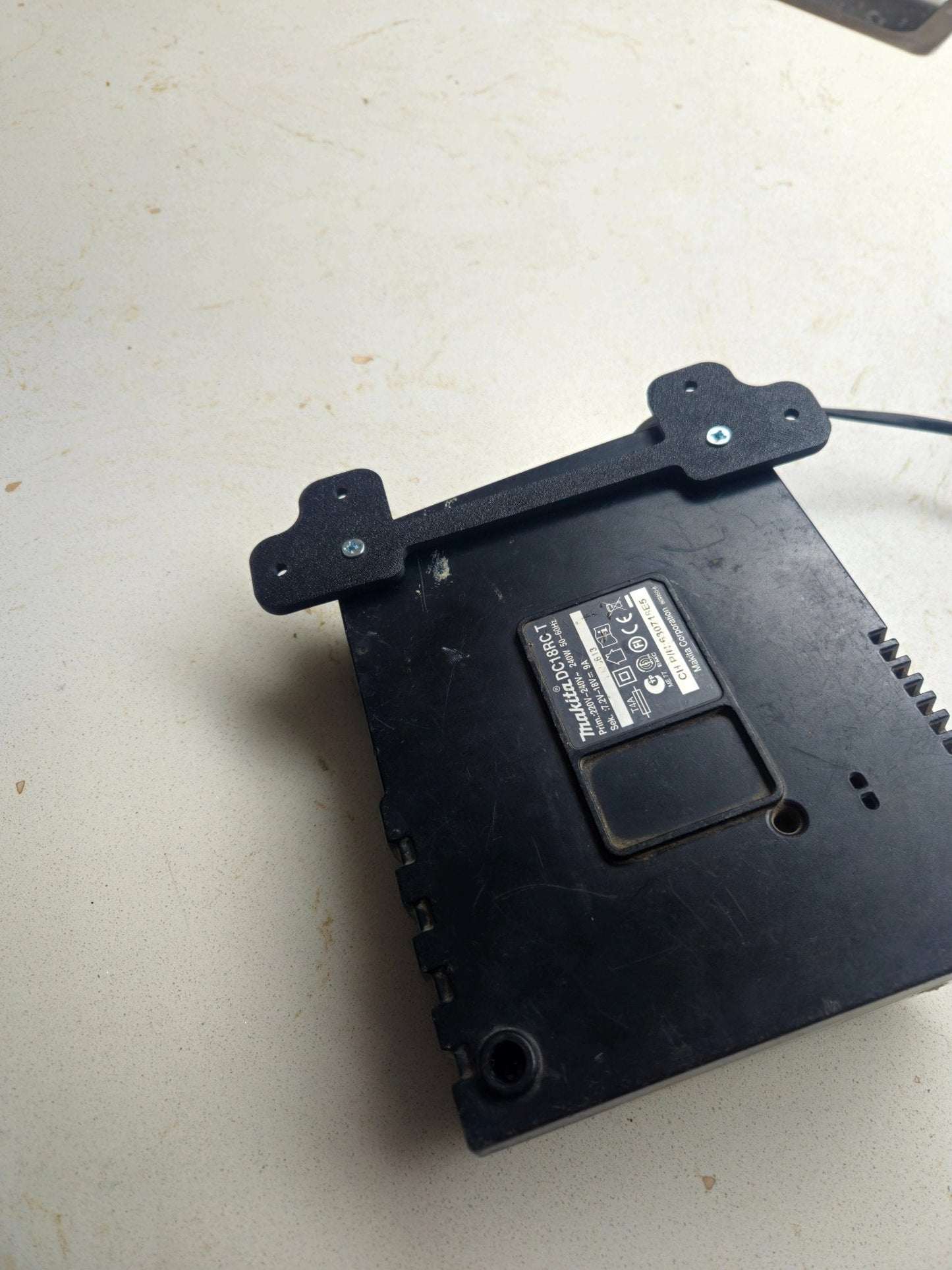 Rechte Wandsteun voor Makita Acculader – 3D Geprint – Compatibel met 18V Opladers - 3DTS