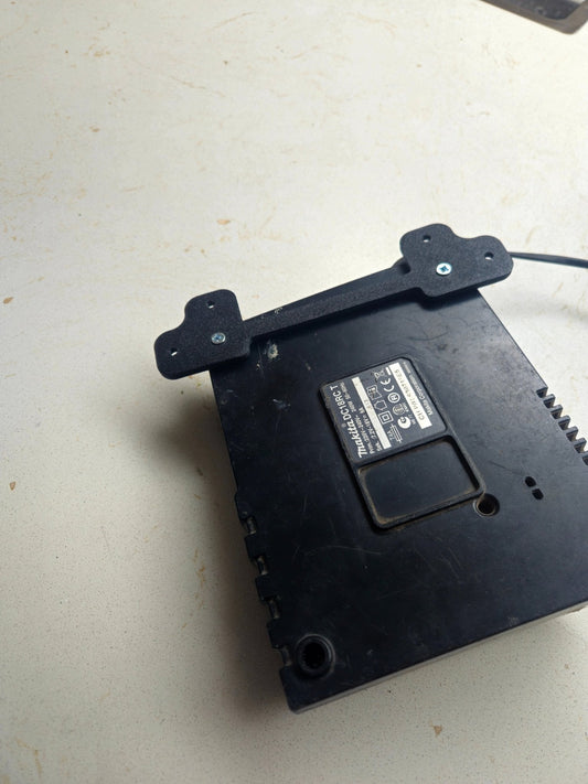 Rechte Wandsteun voor Makita Acculader – 3D Geprint – Compatibel met 18V Opladers - 3DTS
