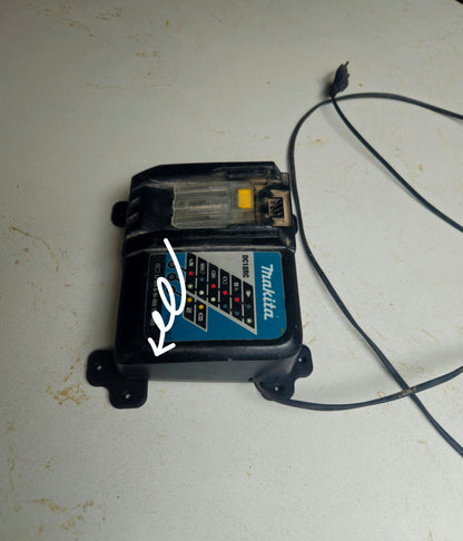 Makita Acculader wand steun recht