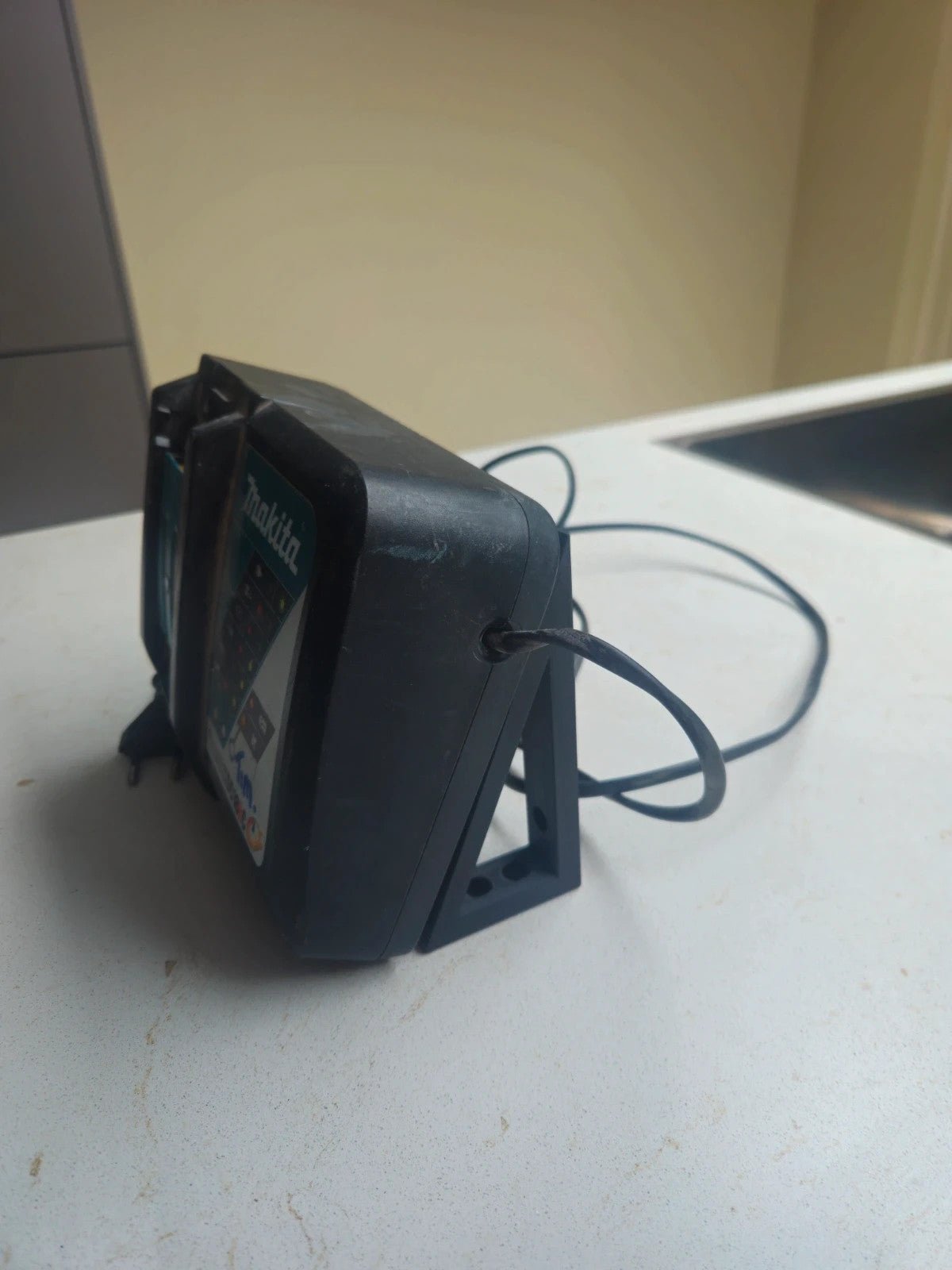 Wandhouder schuin voor Makita DC18RC Oplader – 3D Geprint – Compatibel met 18V Laadstation - 3DTS